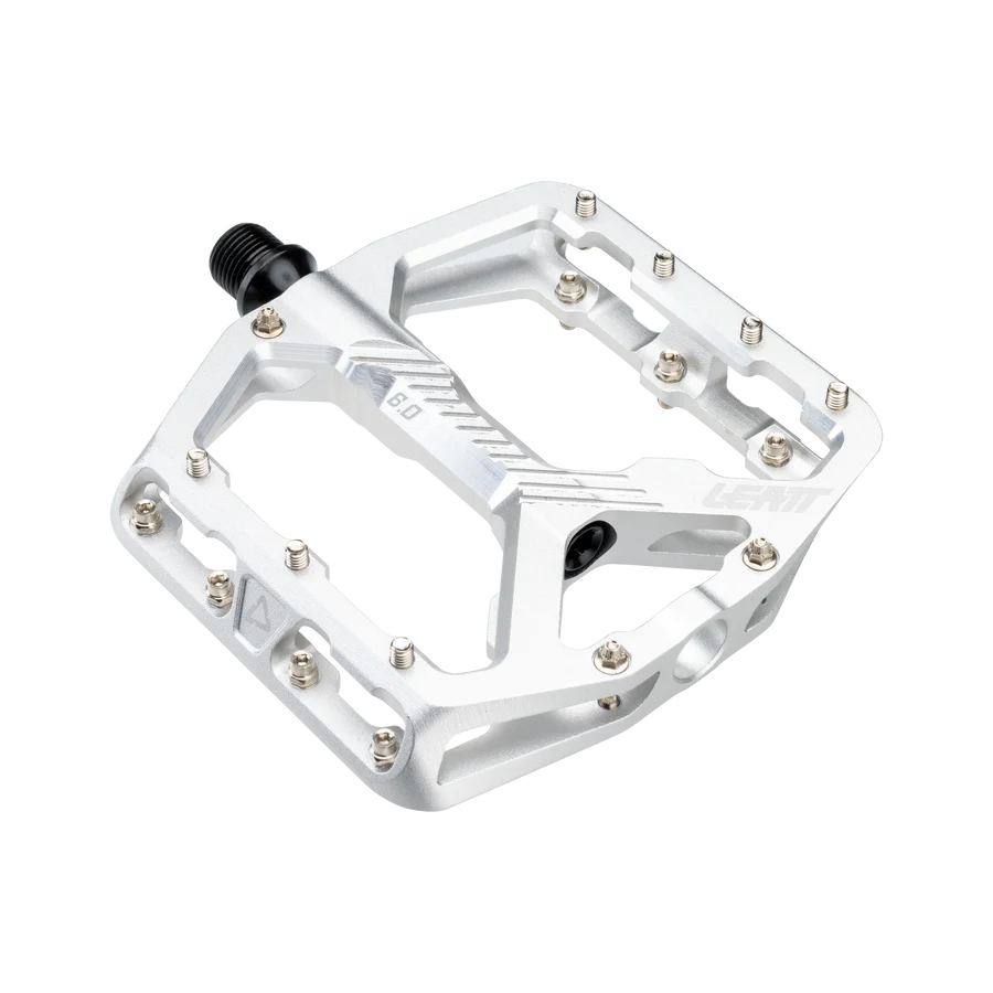 Leatt_Pedals_AllMtn6.0Flat_Silver_9025100310_01_cbb0f661-7efb-4cff-9e01-d59f57bca8a0